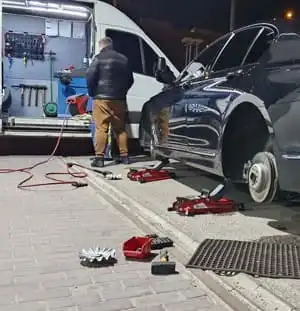 Процес мобільного шиномонтажа на виїзді