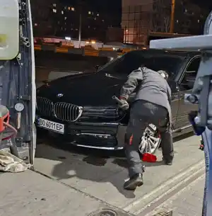 Клієнт отримує послугу мобільного шиномонтажу