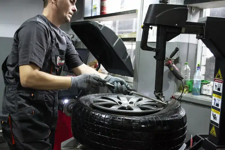 Процес зняття та встановлення шин на автомобільні диски