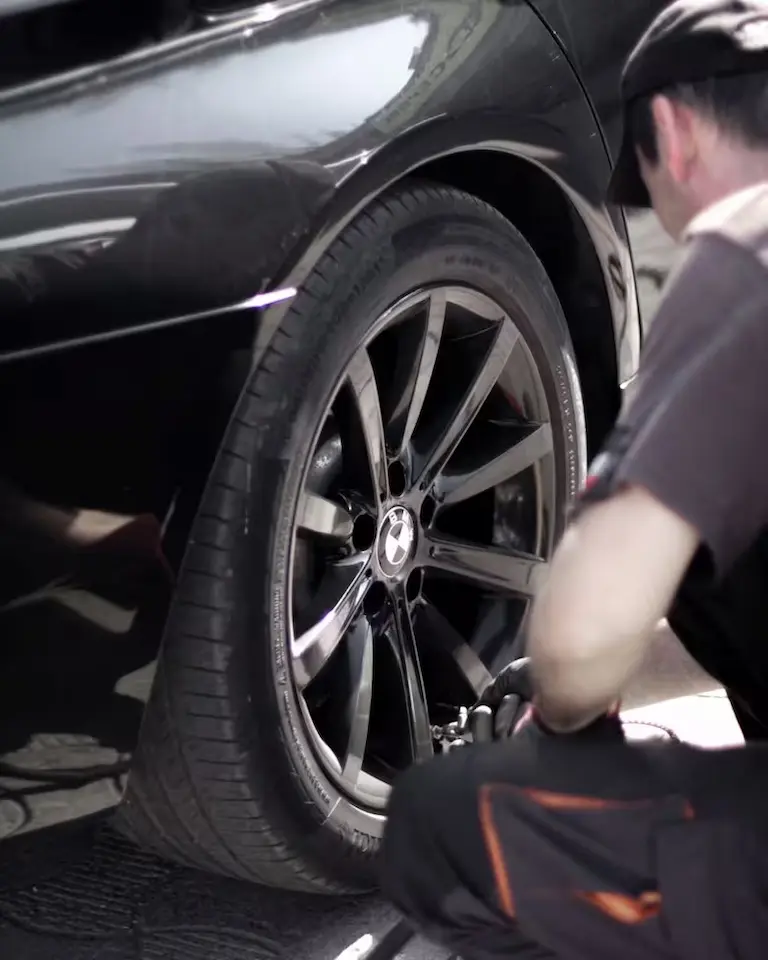 Відкручування секретних болтів без пошкоджень